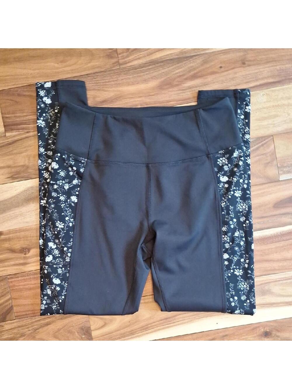 Vera Bradley Black And Floral Leggings Size Medium